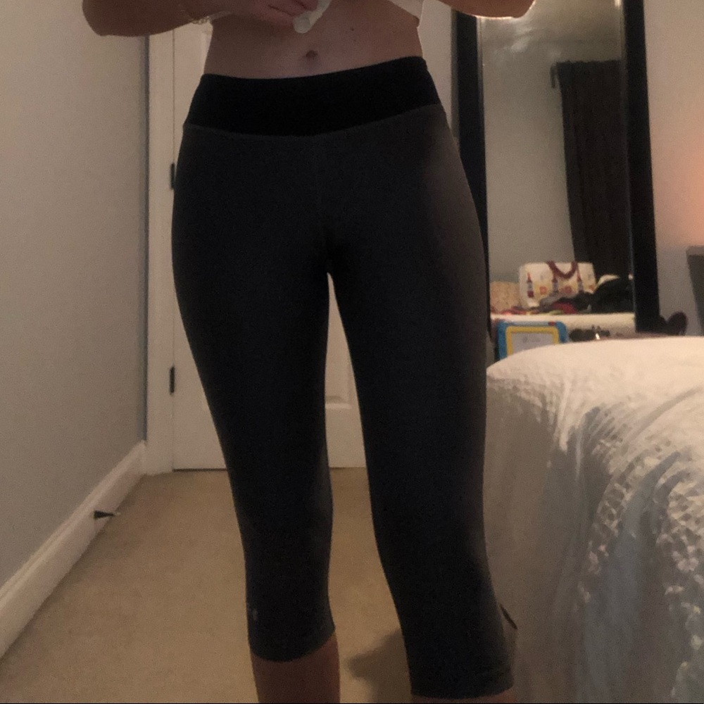 UNDER ARMOUR CROPPED LEGGINGS
